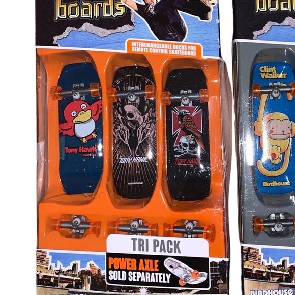 Hexbug Tony Hawk Railslide and 4 skateboard decks - Picture 2 of 3